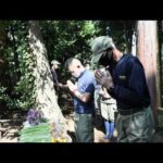 動物慰霊碑への献花のようす:井の頭自然文化園(YouTube)