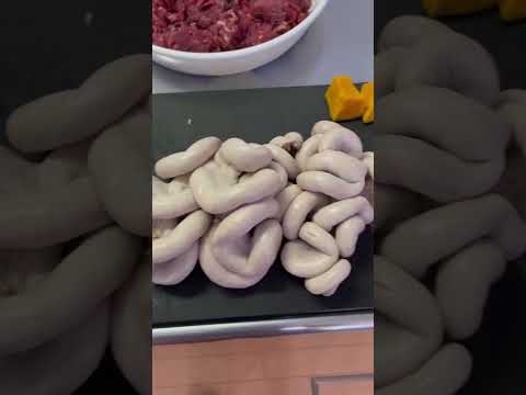 珍しい食材を見つめるピットブルがかわいすぎる【閲覧注意】(YouTube)