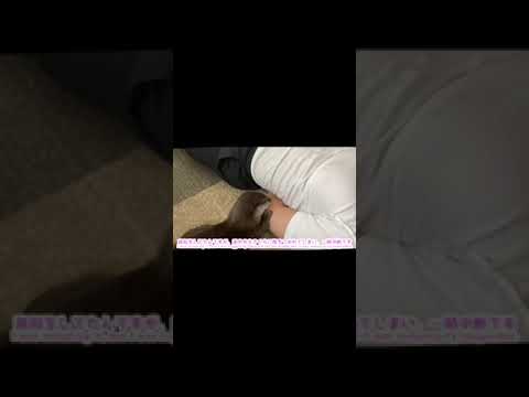 カワウソのくねくねダンスを真似してたらヘソを取られそうになる飼い主 Owner whose navel is about to be stolen by an otter #shorts(YouTube)