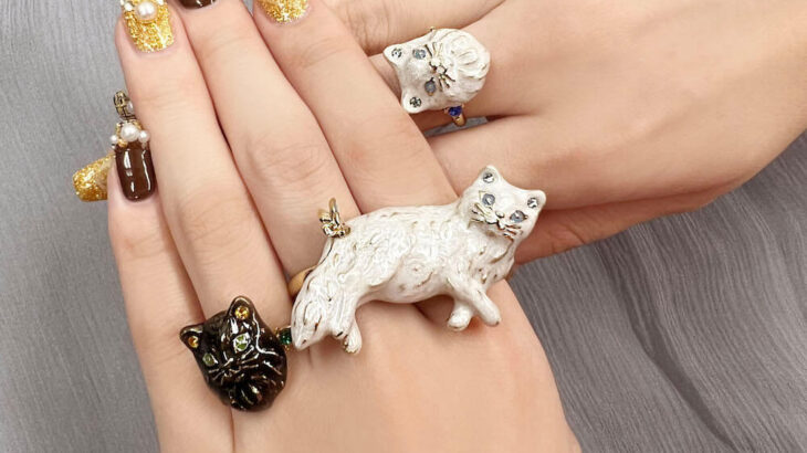 Anna Sui（アナスイ）から新作の猫アクセサリーが登場！黒猫とペルシャ猫をモチーフにした華やかなデザインにゃ(ブログ)