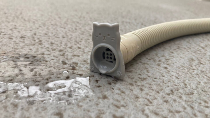 エアコン工事した後のホースに猫型のキャップを装着する業者さんを発見！その理由は…愛猫家の職人さんによるプチサプライズだった(ブログ)