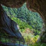 愛知の秘境「乳岩峡」に巨大なネコがいた！洞穴の内側から外を撮影すると…景色の中に背中を丸めた猫がぽっかり浮かび上がる(ブログ)