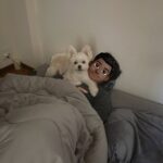 雷の中、平気で寝ている犬を1人にした結果→「1人にしたな…」と怒る姿が2.7万いいねを集める(ブログ)