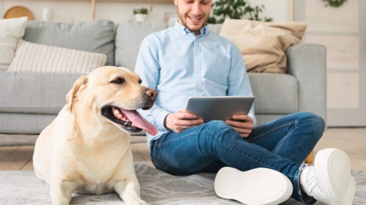 犬が近くに座ってくる『5つの理由』可愛すぎる心理や愛犬へ好意を伝える応え方まで(ブログ)