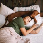 犬といっしょに寝ることは睡眠の質を下げる可能性　アメリカの心理学研究チームが1600人の成人を対象に調査(ブログ)