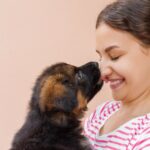 犬が『顔を執拗に舐めてくる』やめさせる方法とは？主な理由や飼い主がすべき適切な対応まで(ブログ)