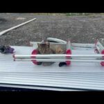 ぜったい作業を見張ろうという執念を感じる猫(YouTube)