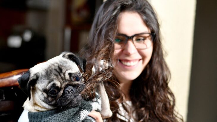 愛犬が『髪の毛』を噛んでくるのはなぜ？　やめさせるためにできる対処法までご紹介(ブログ)