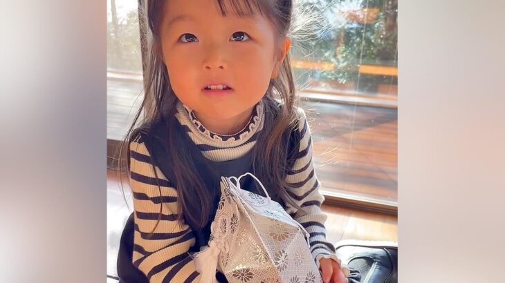 『一緒に育った犬』が亡くなったら、小さな女の子が…骨壺を抱いたまま『必死に泣くのを我慢する姿』に涙が止まらないと185万再生「切なすぎる」(ブログ)