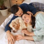 愛犬と一緒に寝るのは風水的によくないの？飼い主が普段からできる運気を上げるコツまで解説(ブログ)