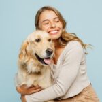 犬が『くっついてほしい』と思っているときにみせるサイン5選　より絆を深めるために飼い主ができることとは？(ブログ)