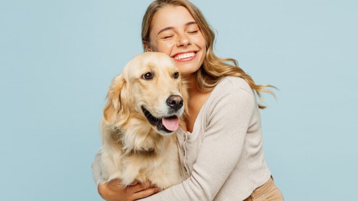 犬が『くっついてほしい』と思っているときにみせるサイン5選　より絆を深めるために飼い主ができることとは？(ブログ)