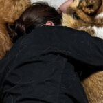リビングで横になっていたら、5匹の犬が寄ってきて…もはや天国な『羨ましすぎるフォーメーション』に2万いいね「完璧ｗ」「囲まれたい」と悶絶(ブログ)
