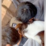 父と兄がスマホを見ていたら、犬が割り込んできて…まるで人間のような『尊い振る舞い』が18万再生「可愛すぎる集団」「何でも一緒がいいのね」(ブログ)