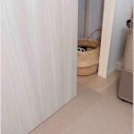 ドアから出てくる犬→毎回褒めまくった結果…喜ばすために見せた『まさかの行動』が尊すぎると60万表示の反響「何度も…可愛すぎ」と悶絶(ブログ)