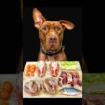 豪快に食べた後はしっかりまな板も綺麗に舐めるピットブル(YouTube)