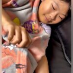ソファで転がる女の子→毛布をめくると…とんでもなく尊い『赤ちゃん犬が大集合している光景』が167万再生「仲間に入れてください」と絶賛(ブログ)