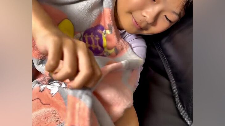 ソファで転がる女の子→毛布をめくると…とんでもなく尊い『赤ちゃん犬が大集合している光景』が167万再生「仲間に入れてください」と絶賛(ブログ)