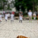 朝のラジオ体操に『散歩中の犬が参加した』結果…予想外すぎる『まさかの行動』に5万いいね集まる「ハンコくださいｗ」「監視してて草」と反響(ブログ)