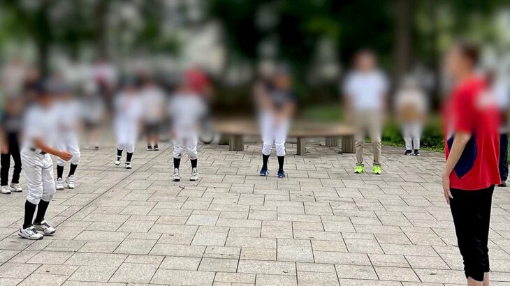 朝のラジオ体操に『散歩中の犬が参加した』結果…予想外すぎる『まさかの行動』に5万いいね集まる「ハンコくださいｗ」「監視してて草」と反響(ブログ)