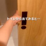 トイレ中にパパからLINE→『犬が待ってるから早く出ておいで』と連絡が…ドアを開けた瞬間の『まさかの光景』が33万再生「幸せだなあ」(ブログ)