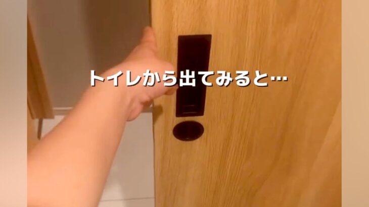トイレ中にパパからLINE→『犬が待ってるから早く出ておいで』と連絡が…ドアを開けた瞬間の『まさかの光景』が33万再生「幸せだなあ」(ブログ)