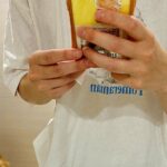洗面所で身支度をはじめると、背後で犬が…愛おしすぎる『監視強化』に3万いいね集まる「完全にマークされてるｗ」「気になってて可愛い」と絶賛(ブログ)