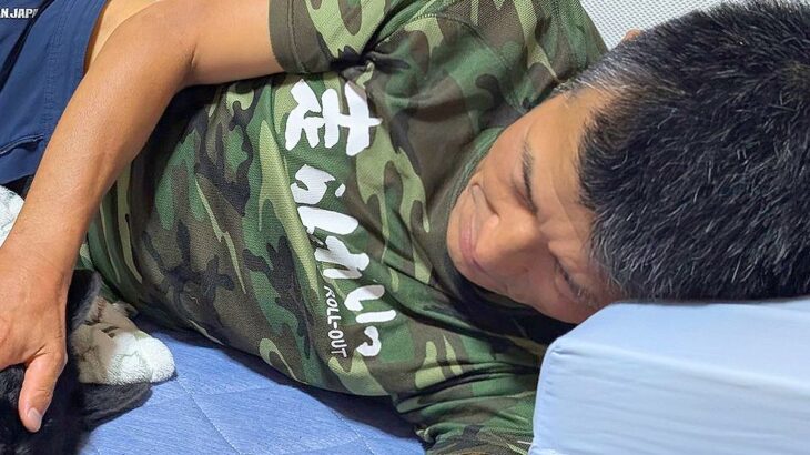 おっさんの飲み会に大型犬を呼んだ結果→寝落ち後、起きた瞬間…目に飛び込んできた『まさかの光景』に19万いいね「幸せそう」「参加したい」(ブログ)