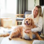 犬が『飼い主に寄りかかってくる』心理5選　可愛すぎる理由や愛犬に密着してもらうためにできることまで(ブログ)