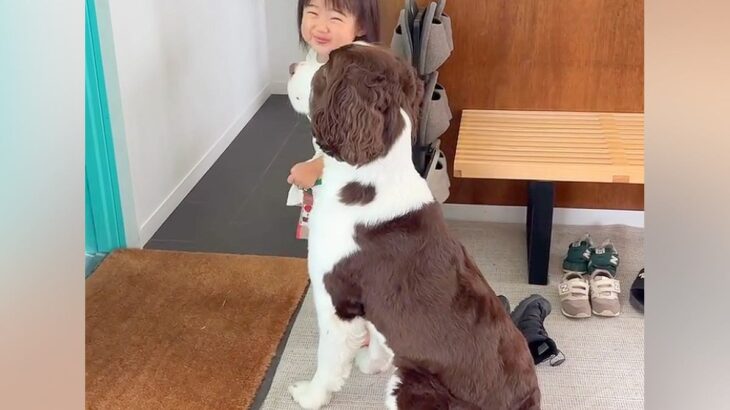 ドアの前でパパの帰りを待つ『女の子と大型犬』→帰ってきた瞬間…愛おしくてたまらない『おかえりなさい』に反響「1秒でも早く帰りたくなる」(ブログ)