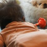 生まれたばかりの赤ちゃんに寄り添う犬→あまりにも尊い『一番近くで見守る光景』が17万表示「感動して泣いちゃう」「後頭部可愛すぎ」と絶賛(ブログ)