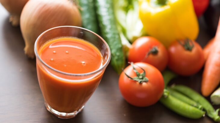 犬に市販の野菜ジュースを与えるのは危険？人間用を与えることで起こりうる健康リスクとは(ブログ)