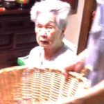 103歳のおばあちゃん→愛犬が亡くなり泣いていたので、子犬をお迎えした結果…涙腺崩壊する光景が1100万再生「本当に嬉しそう」「素敵…」(ブログ)
