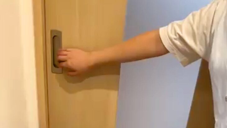 『４時間のお留守番』をした犬→帰宅後、ドアを開けてみると…尊すぎる『おかえりなさいの光景』に絶賛の声「感動した」「飛行機耳カワイイ」(ブログ)