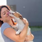 犬が顔を舐めるのは愛情表現とは限らない？愛犬が伝えたいサインに気付いてあげよう(ブログ)