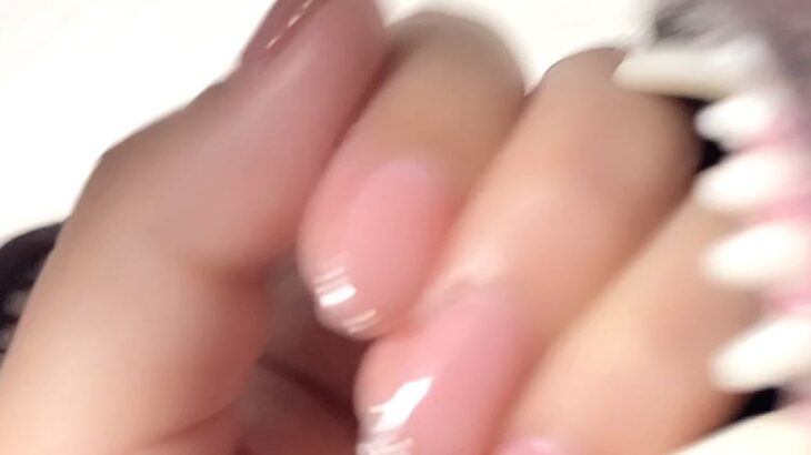 『ネイル変えました』爪を撮っていたら、ハスキー犬が乱入してしまい…衝撃的な光景が19万いいねの反響「右側にしか目いかんｗ」「キレイな歯」(ブログ)