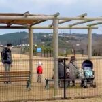 ドッグランで遊んでいた大型犬→知らない人のところで…ツッコミどころが多い光景に2万9000いいね集まる「才能あるｗ」「挟まれてて可愛い」(ブログ)