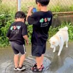 2人の男の子と犬が『水たまり』を見つけた結果→夢中になって遊び始めて…帰る気が全くない光景に反響「仲良しで可愛い」「三人兄弟みたい」(ブログ)