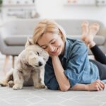 愛犬は『飼い主の行動』を真似することがあるの？似たような行動をみせる理由や注意点まで(ブログ)