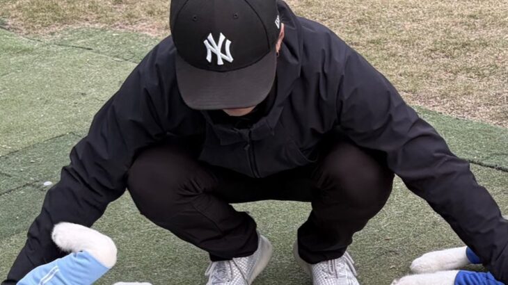 2匹のハスキー犬をドッグランへ→『駆け回って遊ぶかな』と思ったら…想定外の光景に1万いいね「休憩所になってて草」「可愛すぎるｗ」と絶賛(ブログ)