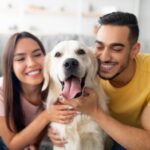 犬が『人の間に割り込む』心理５選　嫉妬しているから？飼い主がすべき対応まで解説(ブログ)