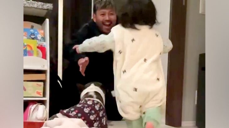 パパが帰宅すると『小さな女の子と犬』が駆け寄って…絵に描いたような『幸せすぎる光景』に反響「いいね…泣いちゃう」「なんて暖かいお出迎え」(ブログ)