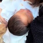 出産を終え、赤ちゃんと家に帰った結果→『2匹の犬』と出会って…『はじめましてのご挨拶』に反響「感動的な瞬間…」「兄弟が出来て嬉しそう」(ブログ)