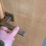 2匹の大型犬を散歩に連れていこうと、部屋のドアを開けたら…あからさまに『行く気がなさすぎる光景』に爆笑「寝相がｗｗｗ」「最高に可愛い」(ブログ)