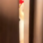 ドアを閉めて『犬と10秒間だけお別れしてみた』結果→そーっと開けてみると…抱きしめたくなる『再会の瞬間』に反響「健気だ」「バレバレｗ」(ブログ)