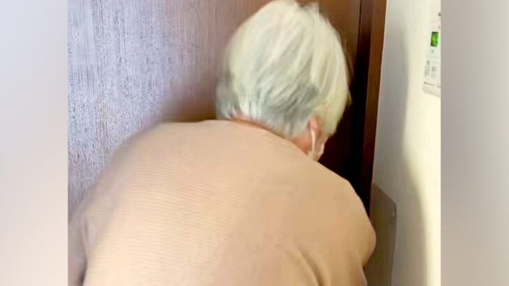 おばあちゃんに内緒で『子犬』をお迎え→扉を開けた瞬間に…『初めての出会い』が泣けてくると反響「動物は偉大」「素敵すぎ」「みんな幸せに」(ブログ)