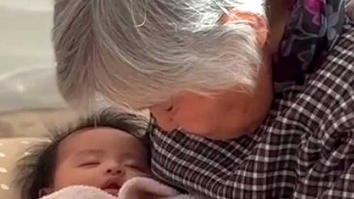 里帰り最終日、おばあちゃんが『赤ちゃんと犬』を抱いて眠り…あまりにも『尊くて儚い光景』が649万再生「素敵すぎる」「世界平和の縮図」(ブログ)