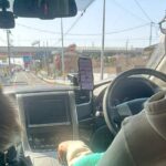 『手の置き場所よｗ』ドライブ中の夫と大型犬を、後部座席から撮影したら…思わずニヤける『後ろ姿』に3万いいね「付き合いたてのカップルで草」(ブログ)