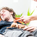 犬が飼い主の『おなかに乗って寝る』心理５選　寝床が一緒でも大丈夫？注意点まで解説(ブログ)