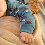 腹痛で苦しむ母親→休んでいたら『赤ちゃんと犬』がやってきて…とんでもなく尊い『温めてくれる光景』に反響「優しいし可愛い」「幸せの塊」(ブログ)